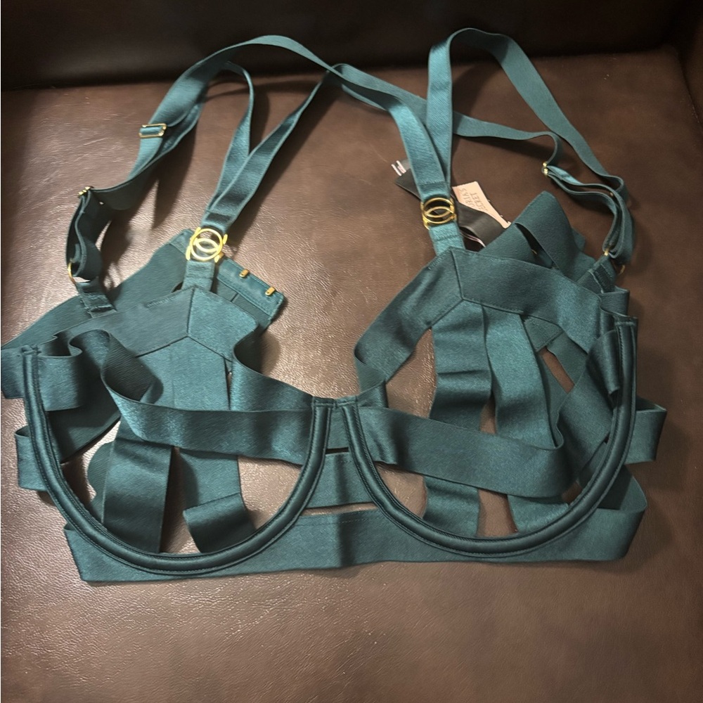 GREEN VICTORIA’S SECRET BRA AND BRALETTE SET